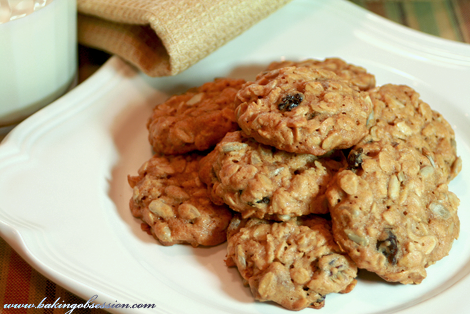 Oat and raisin cookies in a Tupperware … – License Images